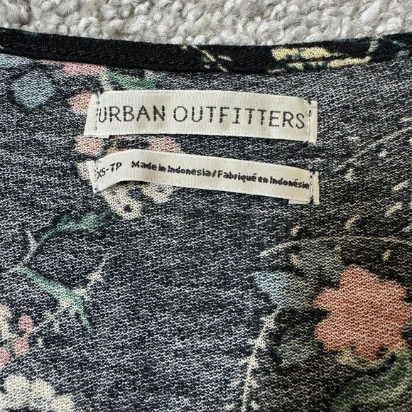 Urban Outfitters Top Womens XS Black Floral Lace Puff Sleeve Cropped V Neck Boho - Picture 4 of 10